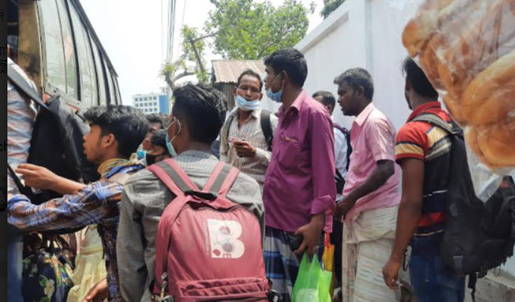 দ্বিগুণ ভাড়ায় ঢাকা ছাড়ছে মানুষ, চোখে-মুখে চিন্তার ছাপ দ্বিগুণ ভাড়ায় ঢাকা ছাড়ছে মানুষ, চোখে-মুখে চিন্তার ছাপ