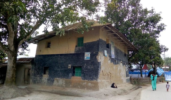 দাদার নিষেধ, দুই প্রজন্ম টিকিয়ে রেখেছে মাটির দোতলা ঘর দাদার নিষেধ, দুই প্রজন্ম টিকিয়ে রেখেছে মাটির দোতলা ঘর
