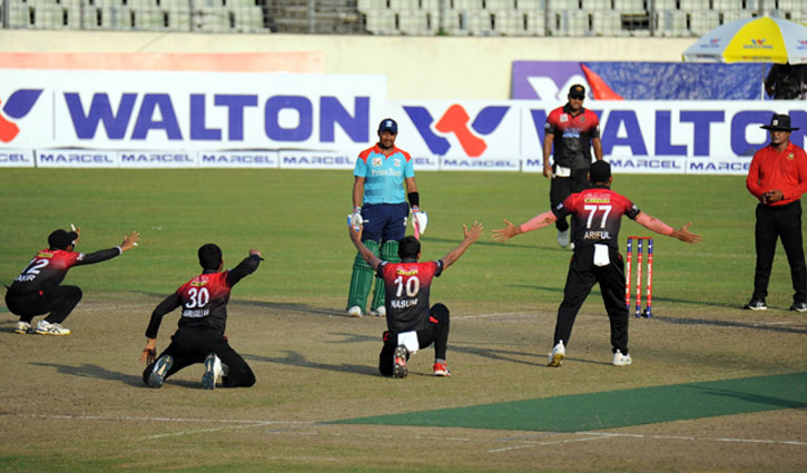 মাহমুদউল্লাহর ‘গড়াগড়ির’ পর অলোকের দুর্দান্ত ফিনিশিং মাহমুদউল্লাহর ‘গড়াগড়ির’ পর অলোকের দুর্দান্ত ফিনিশিং