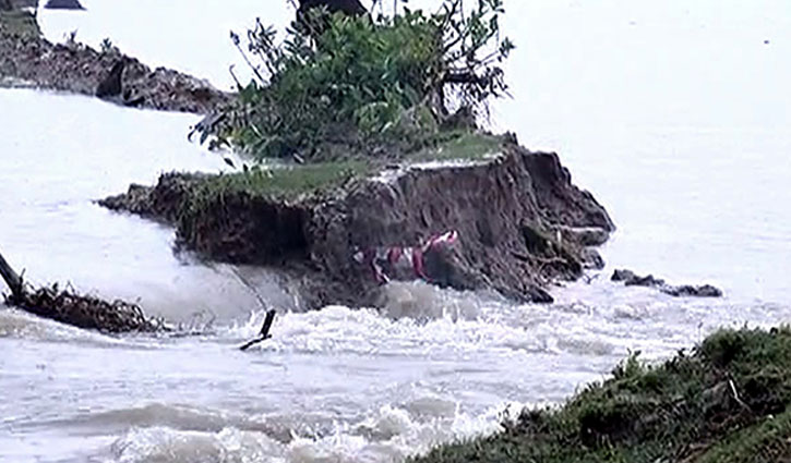 ঘূর্ণিঝড় ইয়াস: কোলের শিশু কেড়ে নিলো সর্বনাশা স্রোত