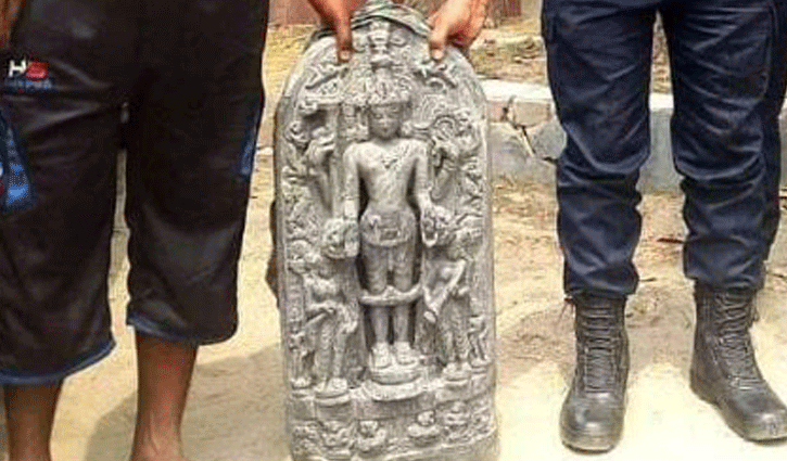 ঠাকুরগাঁওয়ে পুকুরে পাওয়া গেলো বিষ্ণু মূর্তি ঠাকুরগাঁওয়ে পুকুরে পাওয়া গেলো বিষ্ণু মূর্তি