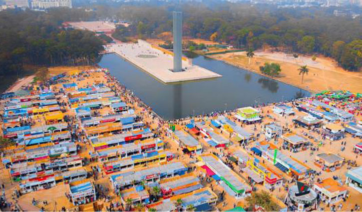 লকডাউনেও বইমেলায় পাঠকের ভিড়