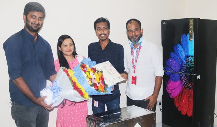 বরিশালে নবদম্পতির হাতে উপহার তুলে দিলো ওয়ালটন বরিশালে নবদম্পতির হাতে উপহার তুলে দিলো ওয়ালটন