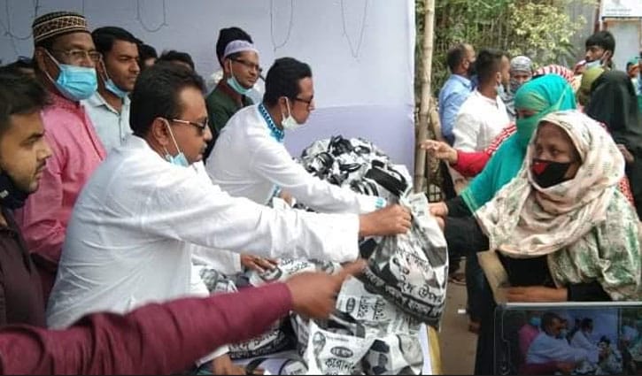 ঢাকা-৫ এ দরিদ্রদের মাঝে ঈদ উপহার বিতরণ ঢাকা-৫ এ দরিদ্রদের মাঝে ঈদ উপহার বিতরণ