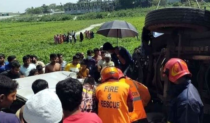 ধামরাইয়ে বাস-মাইক্রোবাসের মুখোমুখি সংঘর্ষ, আহত ৭ ধামরাইয়ে বাস-মাইক্রোবাসের মুখোমুখি সংঘর্ষ, আহত ৭