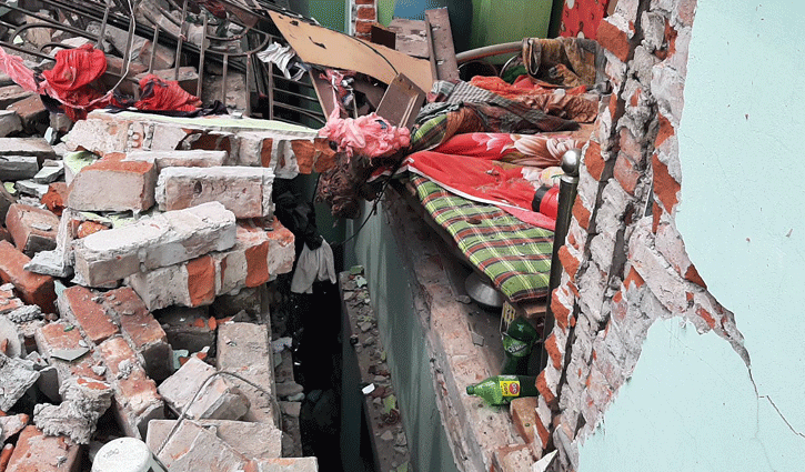 ফতুল্লায় বিস্ফোরণ: চুলার চাবি খোলা থাকায় গ্যাস জমেছিল ঘরে ফতুল্লায় বিস্ফোরণ: চুলার চাবি খোলা থাকায় গ্যাস জমেছিল ঘরে