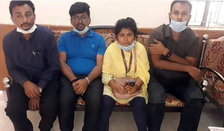 ককটেল রেখে ফাঁসাতে গিয়ে নারীসহ আটক ৪ ককটেল রেখে ফাঁসাতে গিয়ে নারীসহ আটক ৪