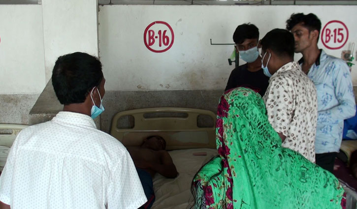 আসামিকে পেলো না পুলিশ, ‘পেটালো’ ছেলে-পুত্রবধূ-নাতিকে আসামিকে পেলো না পুলিশ, ‘পেটালো’ ছেলে-পুত্রবধূ-নাতিকে