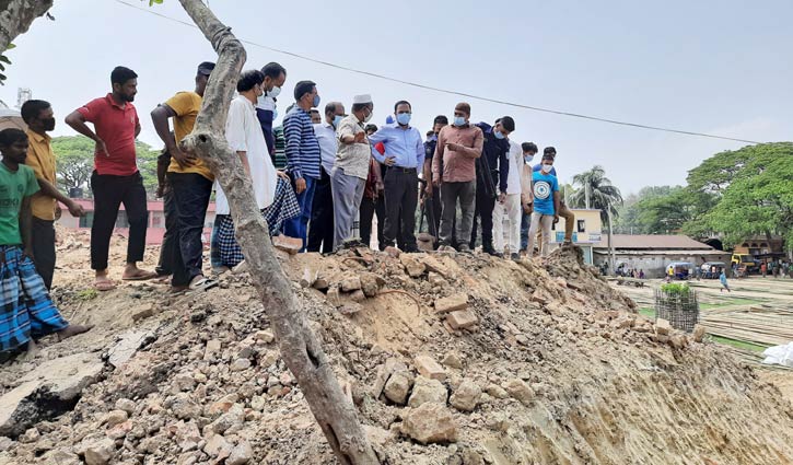 রবিদাস পরিবারের বসতভিটা রক্ষায় মাটি ভরাটের নির্দেশ রবিদাস পরিবারের বসতভিটা রক্ষায় মাটি ভরাটের নির্দেশ
