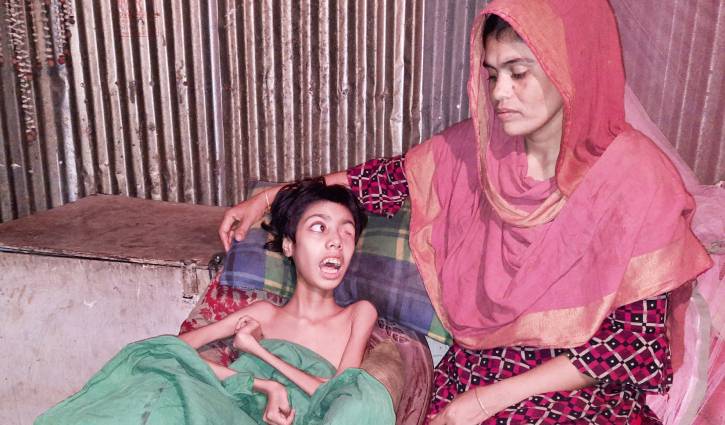 রঘুনন্দন পাহাড়ের পাদদেশের একটি অসহায় পরিবারের গল্প রঘুনন্দন পাহাড়ের পাদদেশের একটি অসহায় পরিবারের গল্প