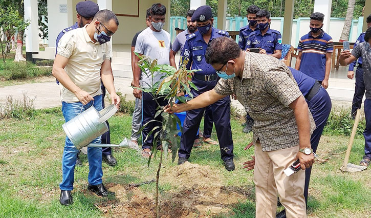 হবিগঞ্জ পুলিশ লাইন ও ফাঁড়িতে ৩৪০টি ফলের গাছ রোপণ হবিগঞ্জ পুলিশ লাইন ও ফাঁড়িতে ৩৪০টি ফলের গাছ রোপণ