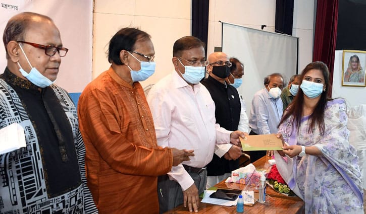 সমালোচক সাংবাদিকদের জন্যও সহায়তা উন্মুক্ত: তথ্যমন্ত্রী সমালোচক সাংবাদিকদের জন্যও সহায়তা উন্মুক্ত: তথ্যমন্ত্রী