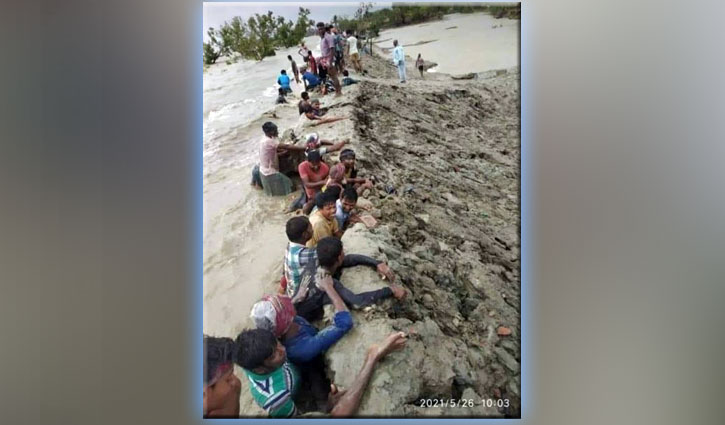 ঘরবাড়ি বাঁচাতে বেড়িবাঁধে মানব দেয়াল