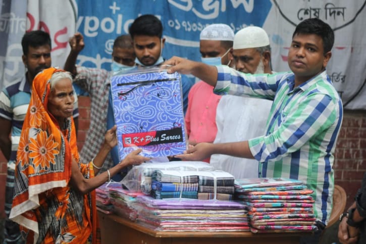 ১০০ পরিবারকে সিঙ্গাপুর প্রবাসী ব্যবসায়ীর ঈদ উপহার ১০০ পরিবারকে সিঙ্গাপুর প্রবাসী ব্যবসায়ীর ঈদ উপহার