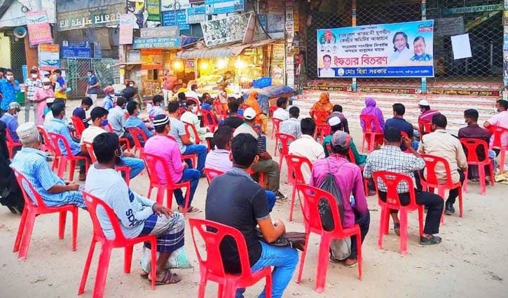 ছাত্রলীগ নেতার রান্না করা খাবার পেলো ৫শ ছিন্নমূল মানুষ ছাত্রলীগ নেতার রান্না করা খাবার পেলো ৫শ ছিন্নমূল মানুষ