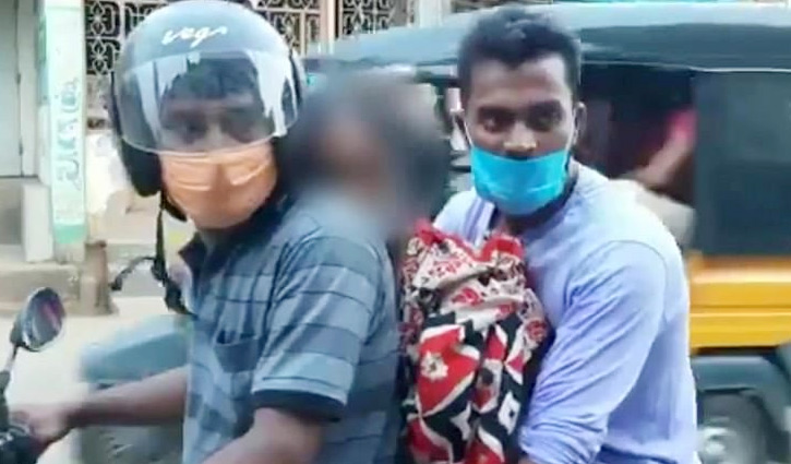 মোটরবাইকে দুই সন্তানের মাঝে মায়ের লাশ মোটরবাইকে দুই সন্তানের মাঝে মায়ের লাশ