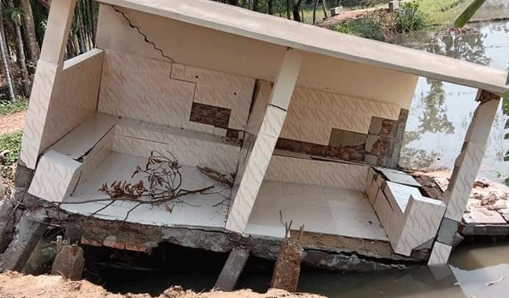 উদ্বোধনের আগেই ধসে পড়লো যাত্রী ছাউনি উদ্বোধনের আগেই ধসে পড়লো যাত্রী ছাউনি