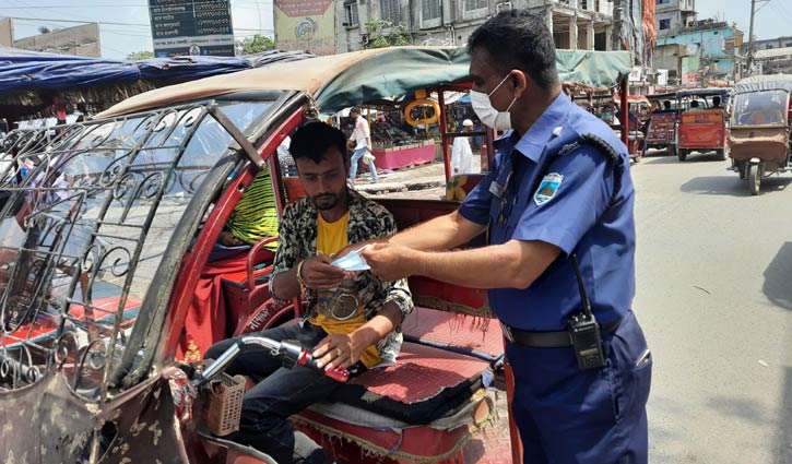 করোনা স্বাস্থ্যবিধি মানাতে মাঠে নেমেছে জয়পুরহাট ট্রাফিক পুলিশ