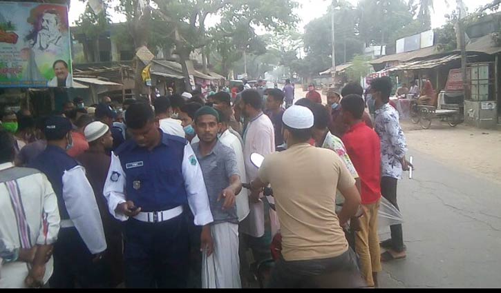 লকডাউনে ট্রাফিক পুলিশকে মারধর: গ্রেপ্তার ৪ লকডাউনে ট্রাফিক পুলিশকে মারধর: গ্রেপ্তার ৪