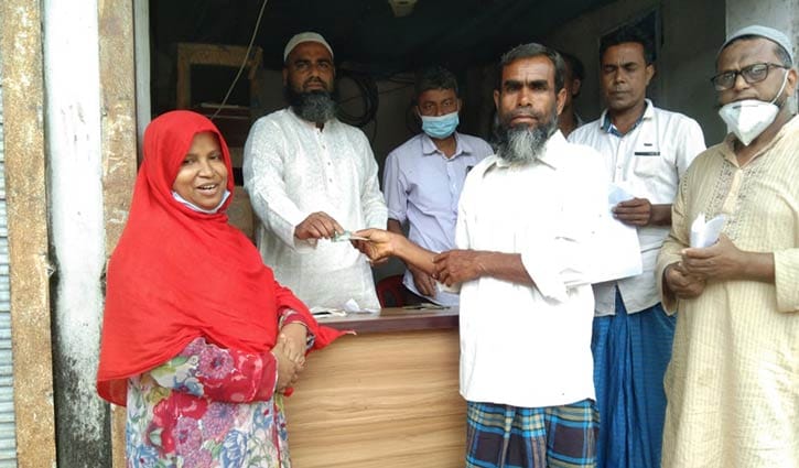 ১৫ মাসের সম্মানি ভাতা দুস্থদের দিলেন ইউপি চেয়ারম্যান ১৫ মাসের সম্মানি ভাতা দুস্থদের দিলেন ইউপি চেয়ারম্যান