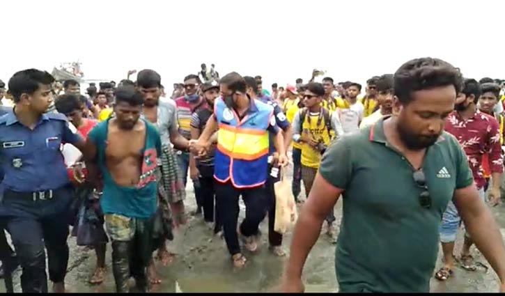 অস্ত্রসহ ৫ জলদস্যু আটক অস্ত্রসহ ৫ জলদস্যু আটক