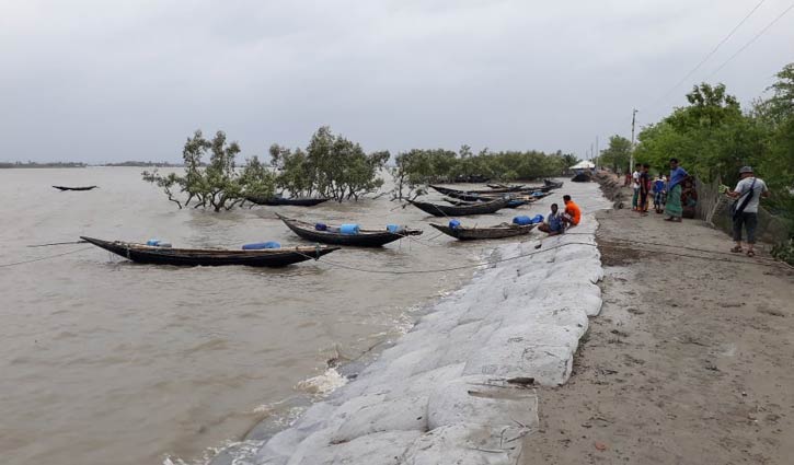 খুলনায় বাঁধ উপচে লোকালয়ে প্রবেশ করছে জোয়ারের পানি খুলনায় বাঁধ উপচে লোকালয়ে প্রবেশ করছে জোয়ারের পানি