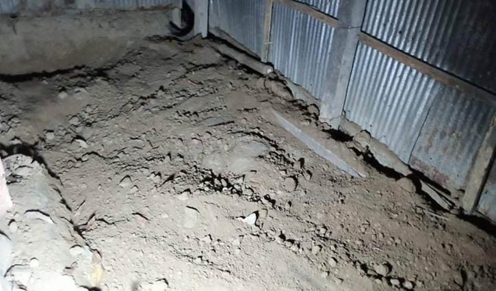 রান্না ঘর থেকে গৃহবধূর মাটি চাপা মরদেহ উদ্ধার রান্না ঘর থেকে গৃহবধূর মাটি চাপা মরদেহ উদ্ধার