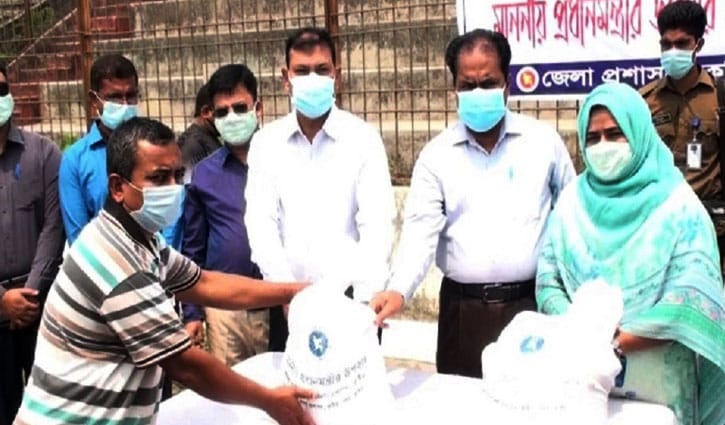 কুষ্টিয়ায় প্রধানমন্ত্রীর ত্রাণ পেলেন পরিবহন শ্রমিকরা কুষ্টিয়ায় প্রধানমন্ত্রীর ত্রাণ পেলেন পরিবহন শ্রমিকরা