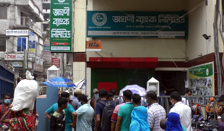 ময়মনসিংহে ব্যাংক-শপিংমলে ভিড়, স্বাস্থ্যবিধি মানছে না কেউ ময়মনসিংহে ব্যাংক-শপিংমলে ভিড়, স্বাস্থ্যবিধি মানছে না কেউ