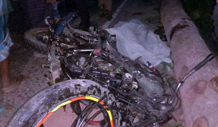 পটুয়াখালিতে পিকআপের ধাক্কা মোটরসাইকেলে, নিহত ২ পটুয়াখালিতে পিকআপের ধাক্কা মোটরসাইকেলে, নিহত ২