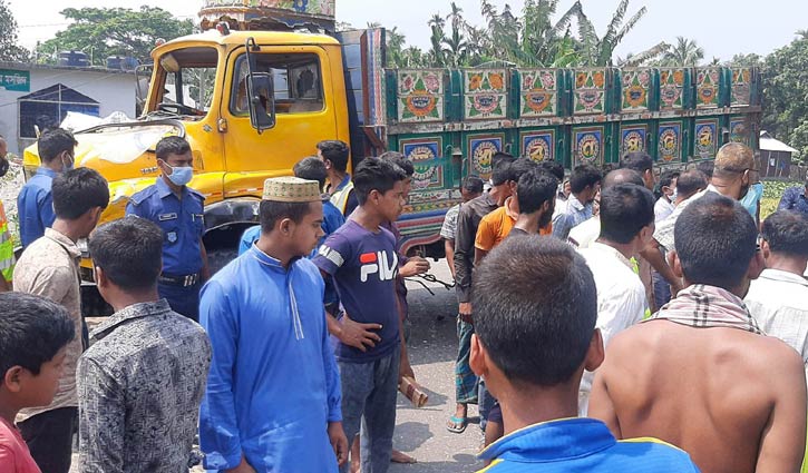 ট্রাকের নিচে চাপা পড়ে শিশু নিহত ট্রাকের নিচে চাপা পড়ে শিশু নিহত