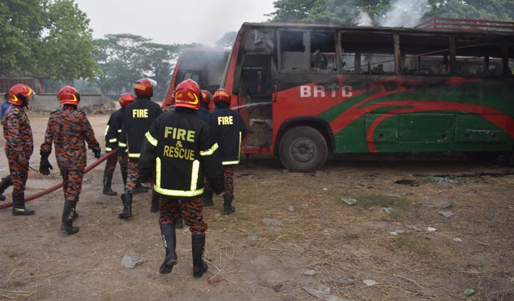 রাজশাহীতে দুটি বিআরটিসি বাসে আগুন রাজশাহীতে দুটি বিআরটিসি বাসে আগুন