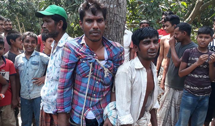 চুরির অভিযোগে গাছে বেঁধে ৩ জনকে নির্যাতন চুরির অভিযোগে গাছে বেঁধে ৩ জনকে নির্যাতন