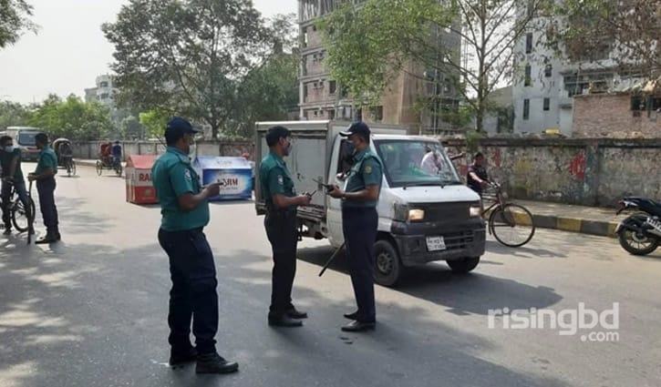 লকডাউনে থেমে নেই কর্মযজ্ঞ, সতর্ক আইনশৃঙ্খলা বাহিনী 