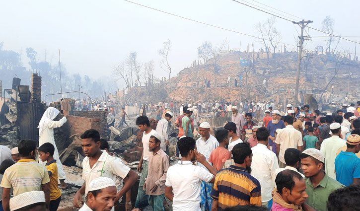 রোহিঙ্গা ক্যাম্পে আগুনে ক্ষতিগ্রস্ত ৪৫ হাজার পরিবার, নিহত বেড়ে ১১