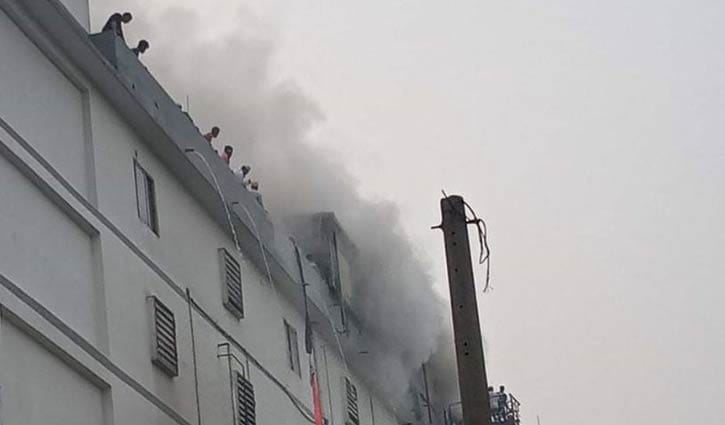 সাভারে পোশাক কারখানায় লাগা আগুন নিয়ন্ত্রণে সাভারে পোশাক কারখানায় লাগা আগুন নিয়ন্ত্রণে
