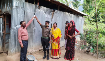 হিজড়াদের ঘর আলোকিত করে দিলেন ইউএনও হিজড়াদের ঘর আলোকিত করে দিলেন ইউএনও