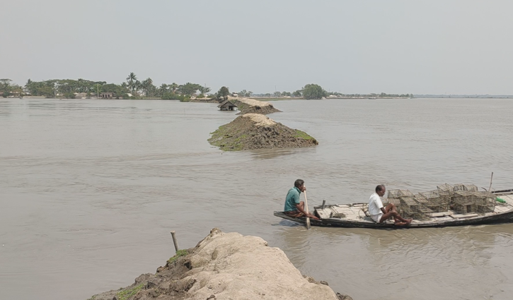 সাতক্ষীরায় ঝুঁকিপূর্ণ বেড়িবাঁধ, আতঙ্কে উপকূলবাসী 