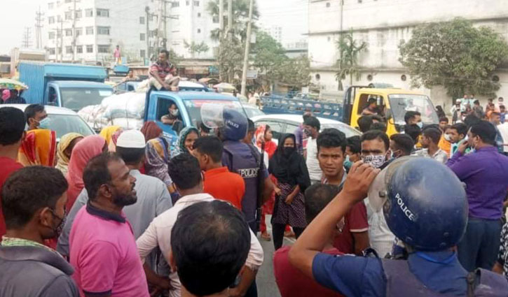 বেতনের দাবিতে সাভারে শ্রমিকদের বিক্ষোভ বেতনের দাবিতে সাভারে শ্রমিকদের বিক্ষোভ
