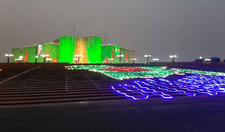 লাল সবুজ আলোয় ফুটে উঠেছে জাতীয় সংসদ ভবন