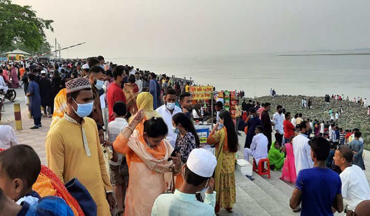 করোনার ঝুঁকি উপেক্ষা করে যমুনার তীরে মানুষের ঢল করোনার ঝুঁকি উপেক্ষা করে যমুনার তীরে মানুষের ঢল