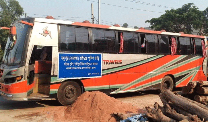 সেই ধান কাটা শ্রমিকদের গন্তব্যে পাঠালো পুলিশ সেই ধান কাটা শ্রমিকদের গন্তব্যে পাঠালো পুলিশ