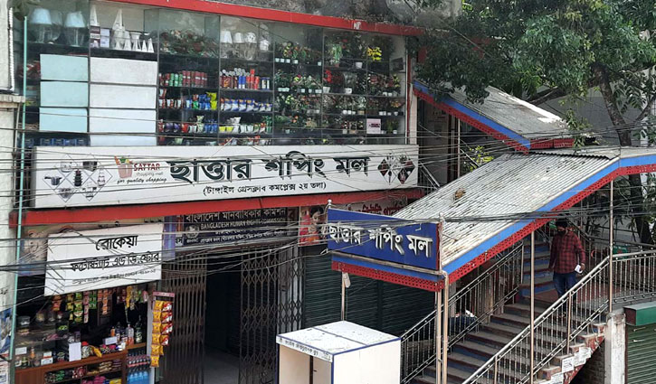 লকডাউন মানছে না টাঙ্গাইলের শপিং মলগুলো