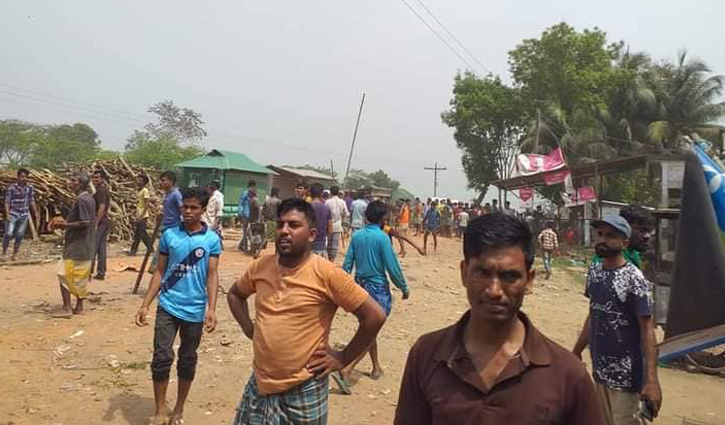 অটোরিকশায় বসা নিয়ে ২ গ্রামের মধ্যে সংঘর্ষ, আহত ৩০ অটোরিকশায় বসা নিয়ে ২ গ্রামের মধ্যে সংঘর্ষ, আহত ৩০