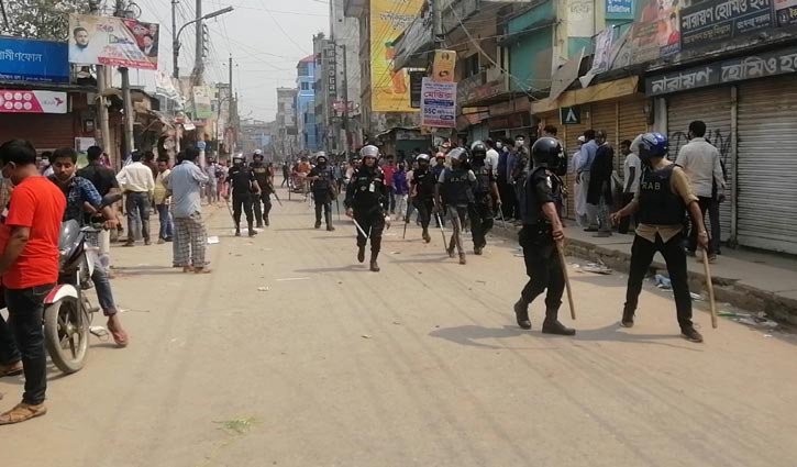 না.গঞ্জে হেফাজত-পুলিশ দফায় দফায় সংঘর্ষ, আহত ২০ না.গঞ্জে হেফাজত-পুলিশ দফায় দফায় সংঘর্ষ, আহত ২০