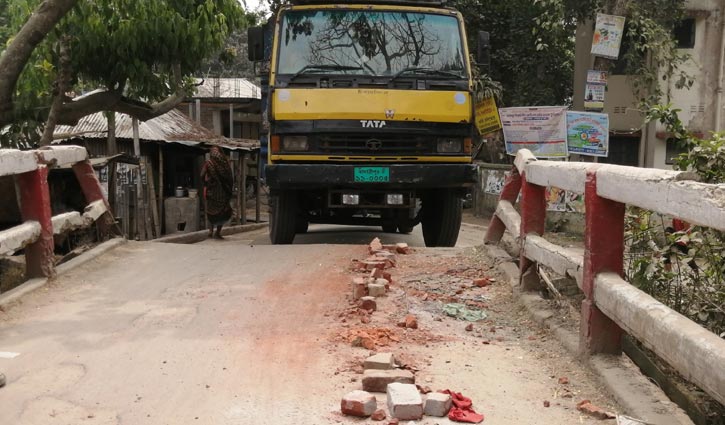 টাঙ্গাইলে ঝুঁকিপূর্ণ সেতুতে পারাপার টাঙ্গাইলে ঝুঁকিপূর্ণ সেতুতে পারাপার