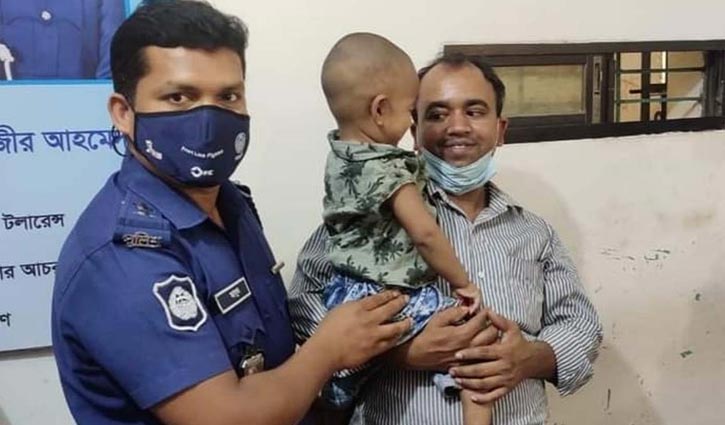 মা দোকানে ফেলে গেলেন ছেলেকে, অতঃপর… মা দোকানে ফেলে গেলেন ছেলেকে, অতঃপর…