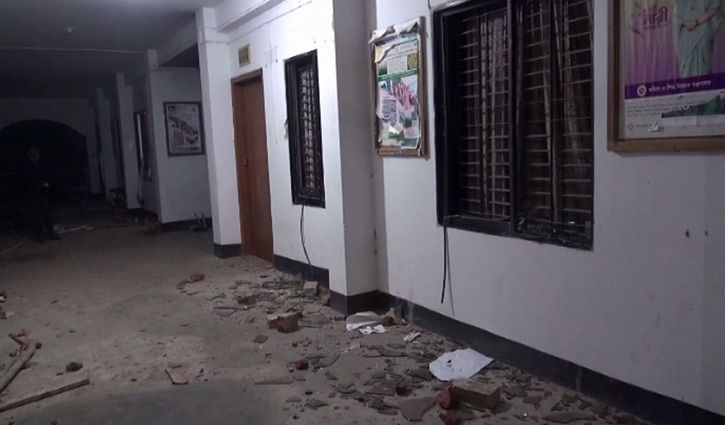সালথায় পুলিশ-জনতা সংঘর্ষ: ৪ হাজার জনকে আসামি করে মামলা সালথায় পুলিশ-জনতা সংঘর্ষ: ৪ হাজার জনকে আসামি করে মামলা