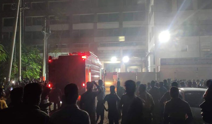 গাজীপুরে পোশাক কারখানায় অগ্নিকাণ্ড গাজীপুরে পোশাক কারখানায় অগ্নিকাণ্ড