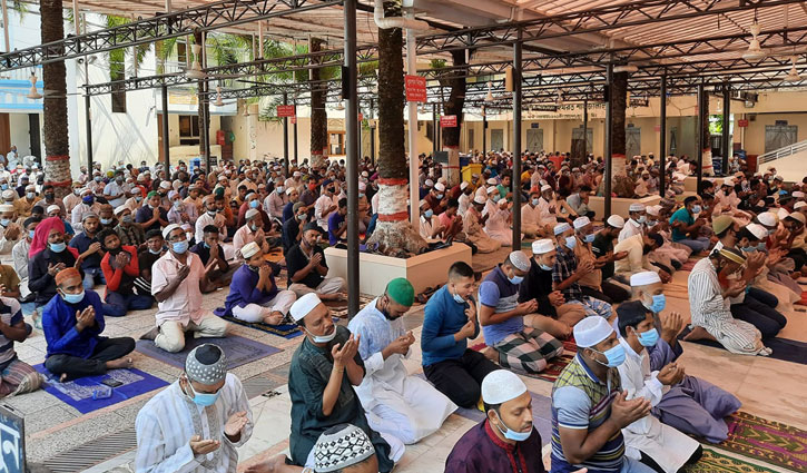 সিলেটে জুমায় মহামারি থেকে মুক্তি চেয়ে মোনাজাত সিলেটে জুমায় মহামারি থেকে মুক্তি চেয়ে মোনাজাত